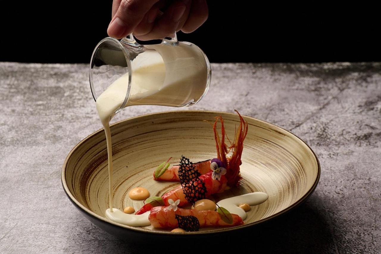 Sheraton Grande Sukhumvit, A Luxury Collection Hotel, Банкок Екстериор снимка A lobster dish prepared by the restaurant
