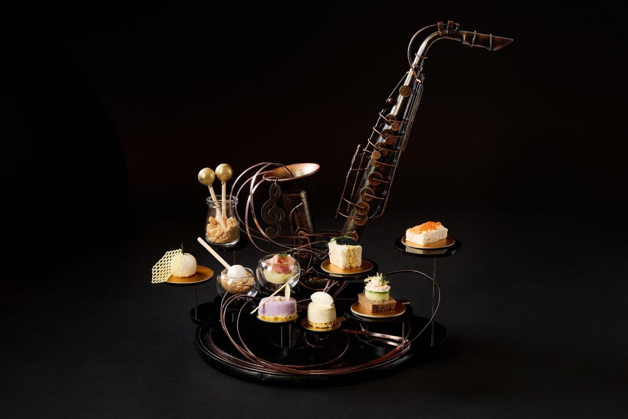 Sheraton Grande Sukhumvit, A Luxury Collection Hotel, Банкок Екстериор снимка A saxophone-shaped dessert stand