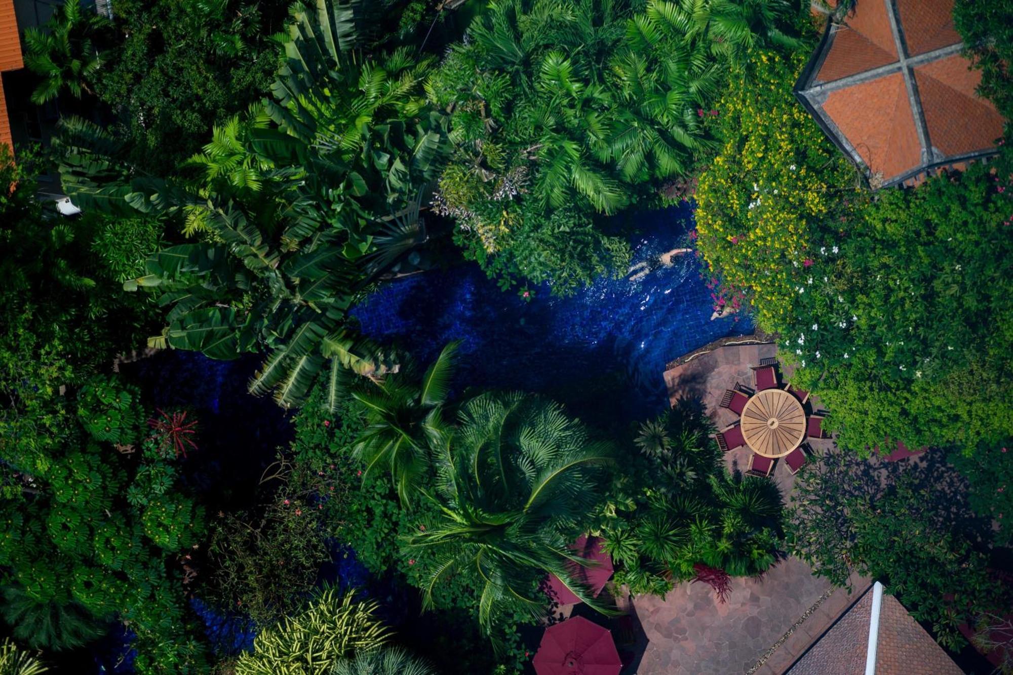 Sheraton Grande Sukhumvit, A Luxury Collection Hotel, Банкок Екстериор снимка A vertical garden