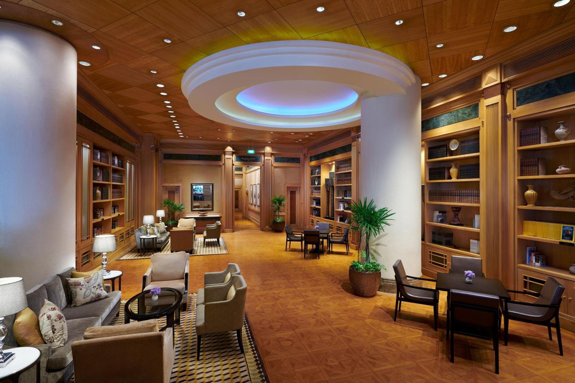 Sheraton Grande Sukhumvit, A Luxury Collection Hotel, Банкок Екстериор снимка The library at the Four Seasons Hotel, Hong Kong