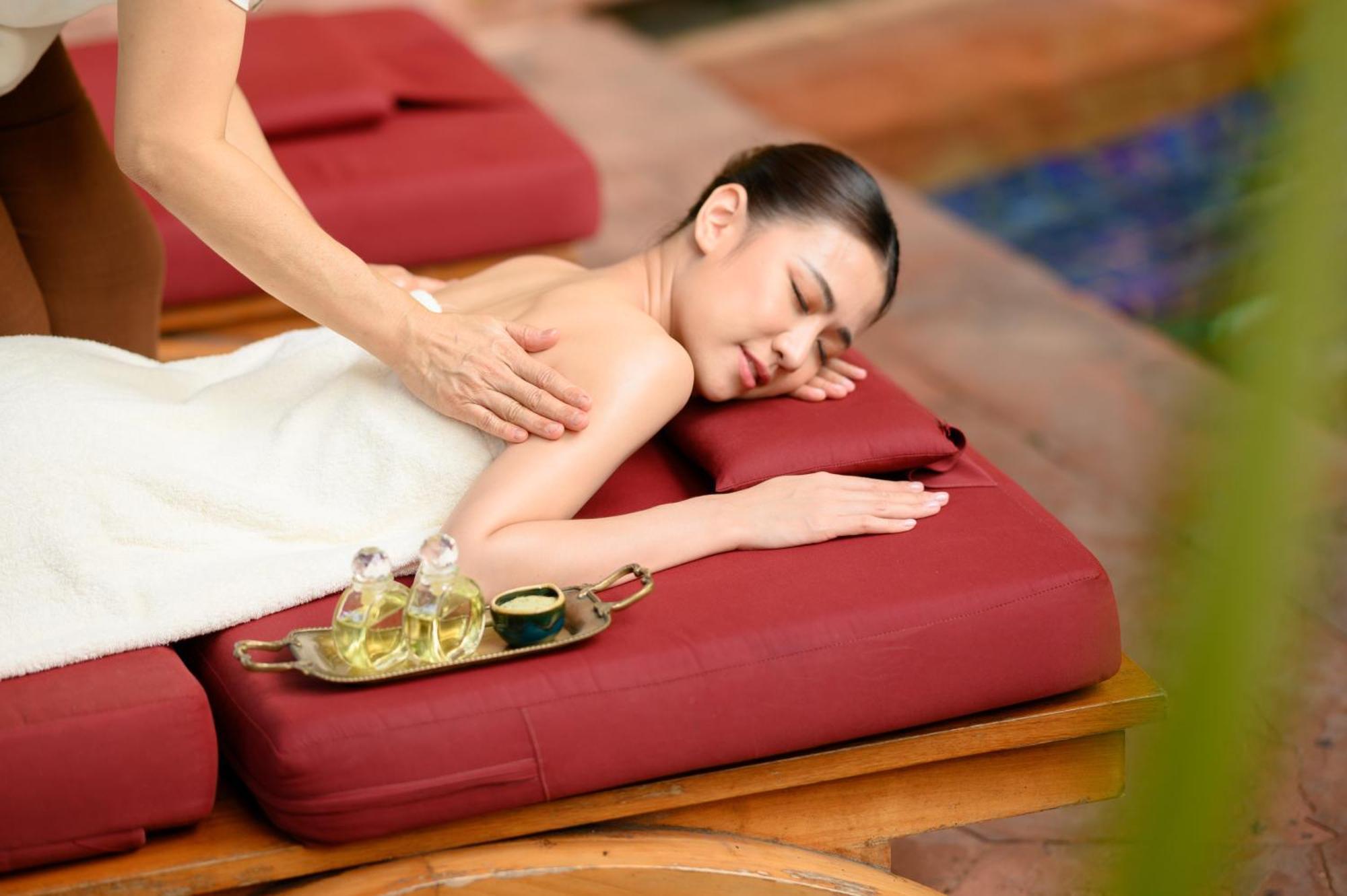 Sheraton Grande Sukhumvit, A Luxury Collection Hotel, Банкок Екстериор снимка Thai massage