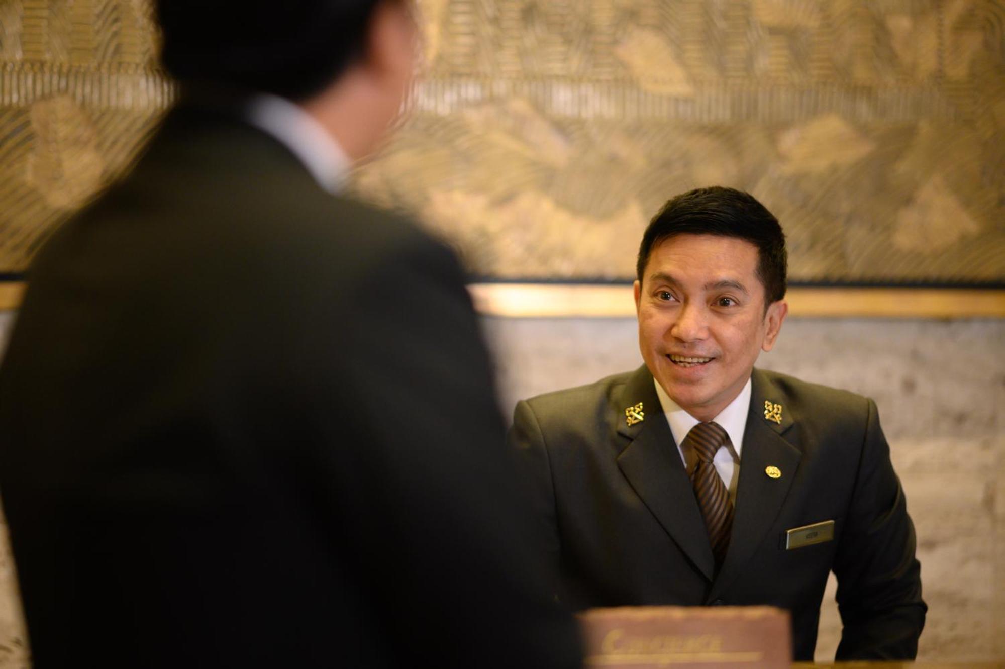 Sheraton Grande Sukhumvit, A Luxury Collection Hotel, Банкок Екстериор снимка A hotel concierge