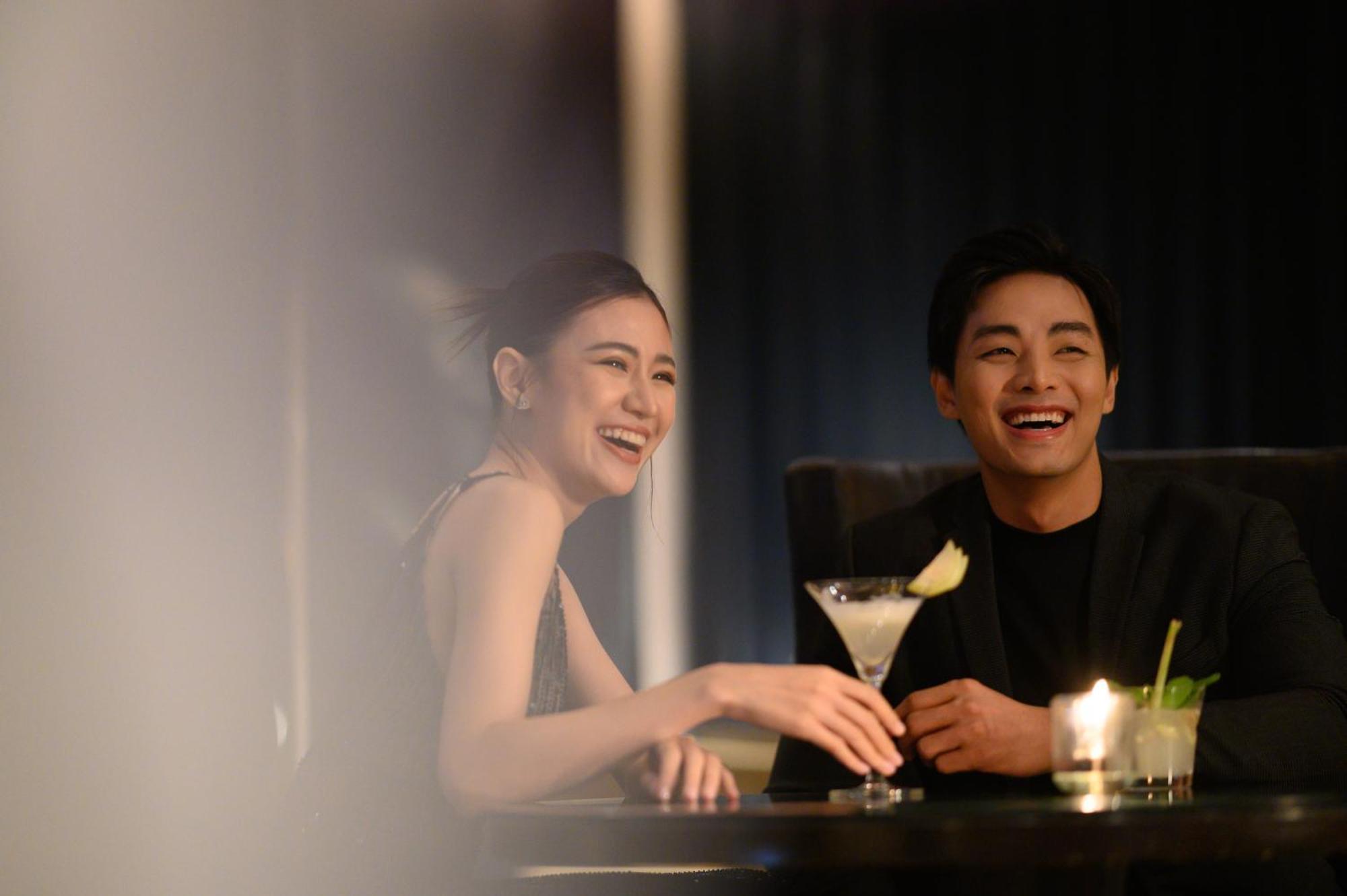 Sheraton Grande Sukhumvit, A Luxury Collection Hotel, Банкок Екстериор снимка A couple laughing together