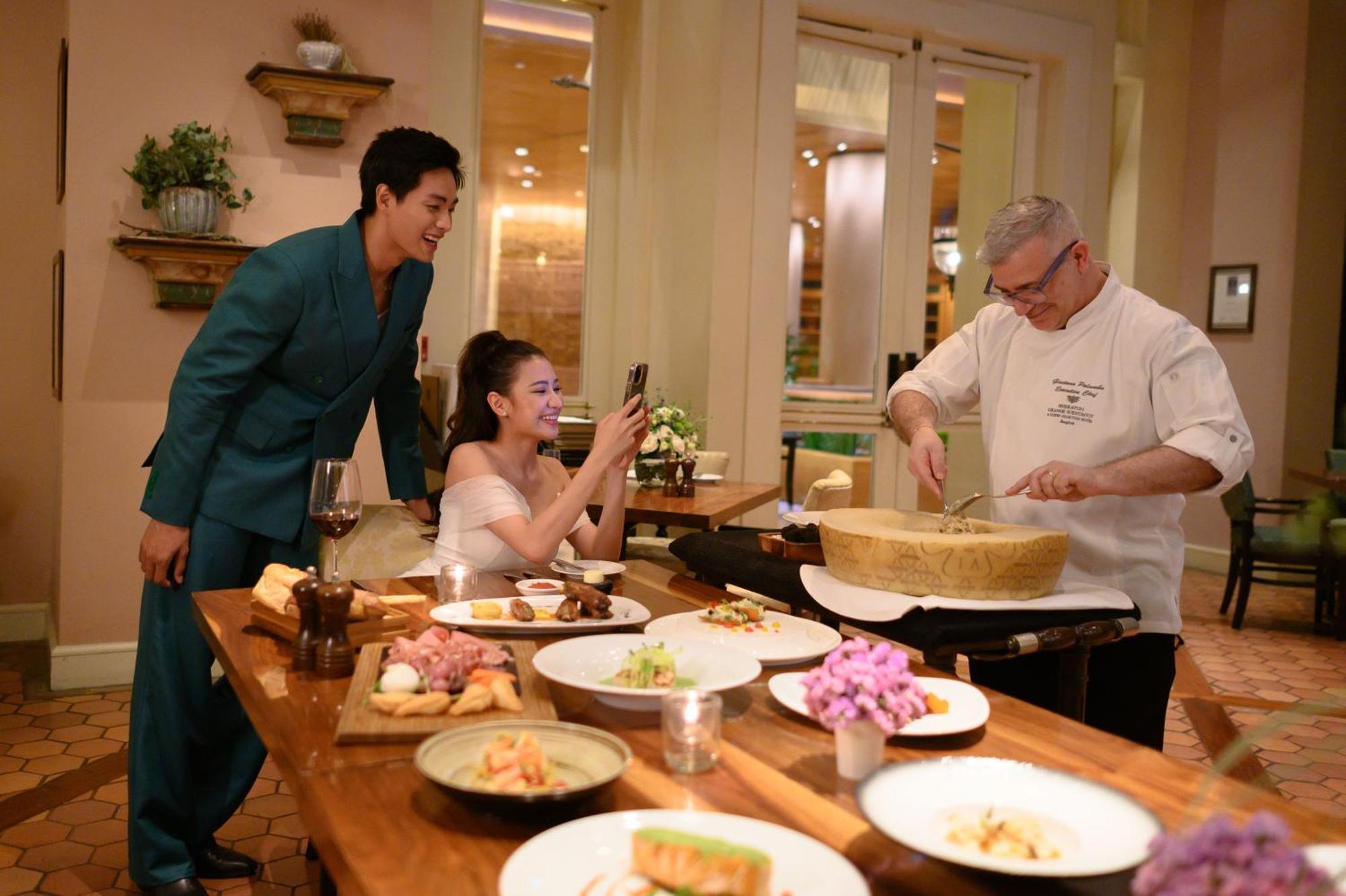 Sheraton Grande Sukhumvit, A Luxury Collection Hotel, Банкок Екстериор снимка Chef preparing a meal for guests