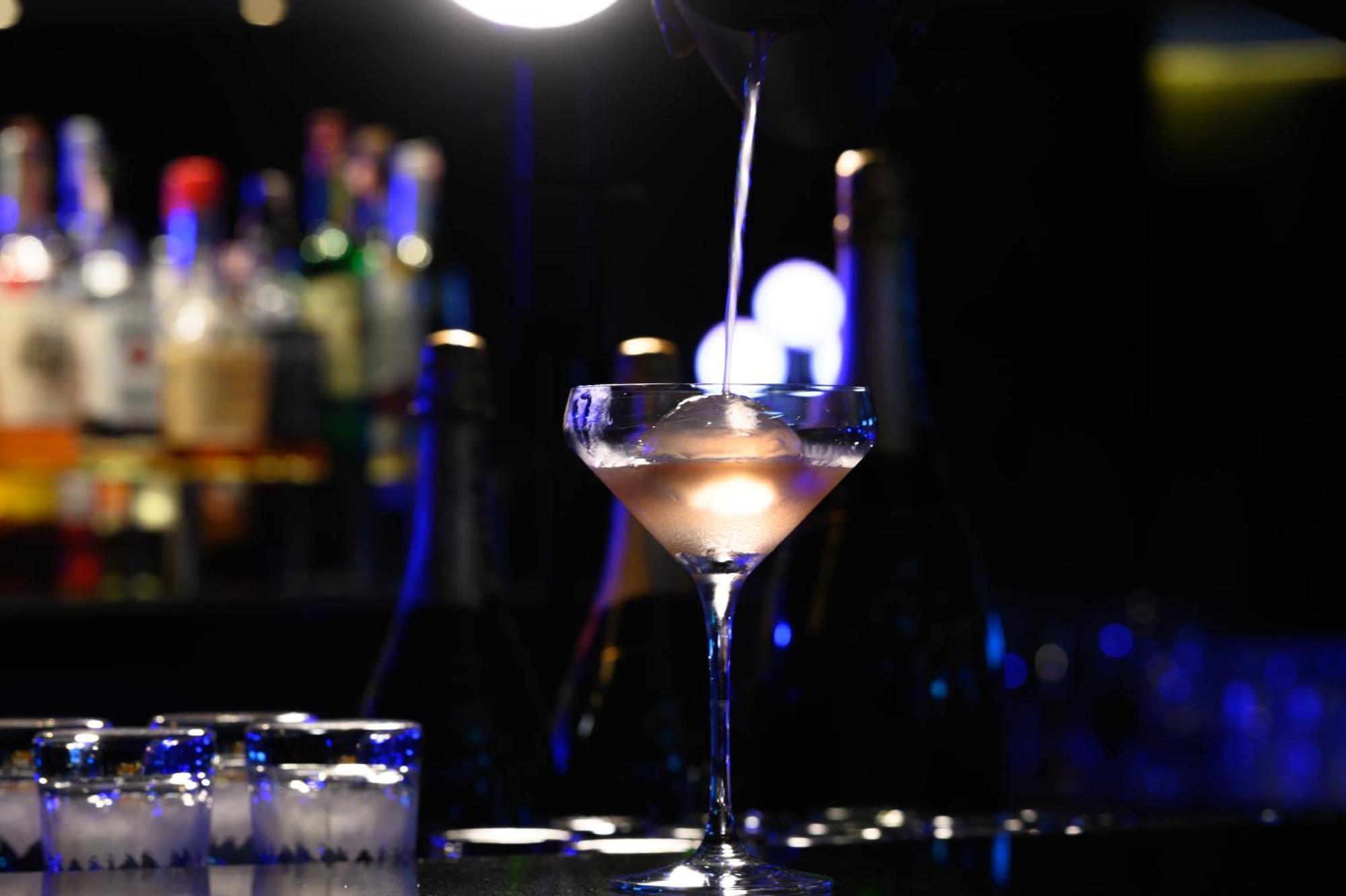 Sheraton Grande Sukhumvit, A Luxury Collection Hotel, Банкок Екстериор снимка A martini being poured