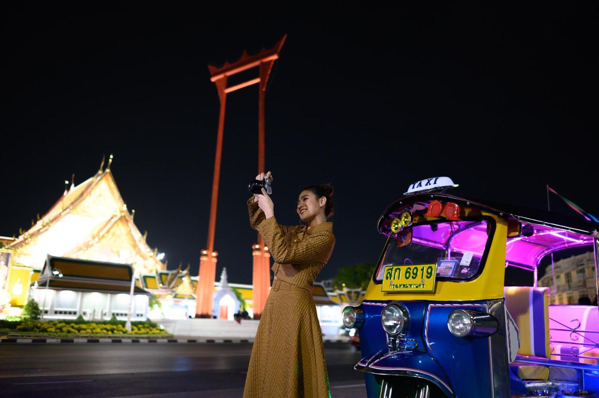 Sheraton Grande Sukhumvit, A Luxury Collection Hotel, Банкок Екстериор снимка Thai model at the Chao Phraya River