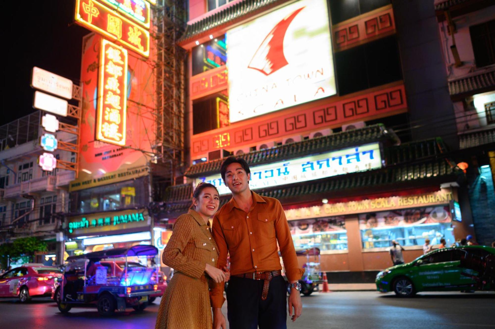 Sheraton Grande Sukhumvit, A Luxury Collection Hotel, Банкок Екстериор снимка Thai people in traditional Thai dress