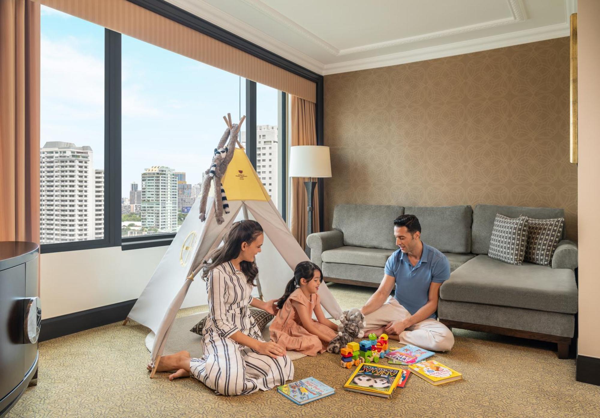 Sheraton Grande Sukhumvit, A Luxury Collection Hotel, Банкок Екстериор снимка Family in a hotel room