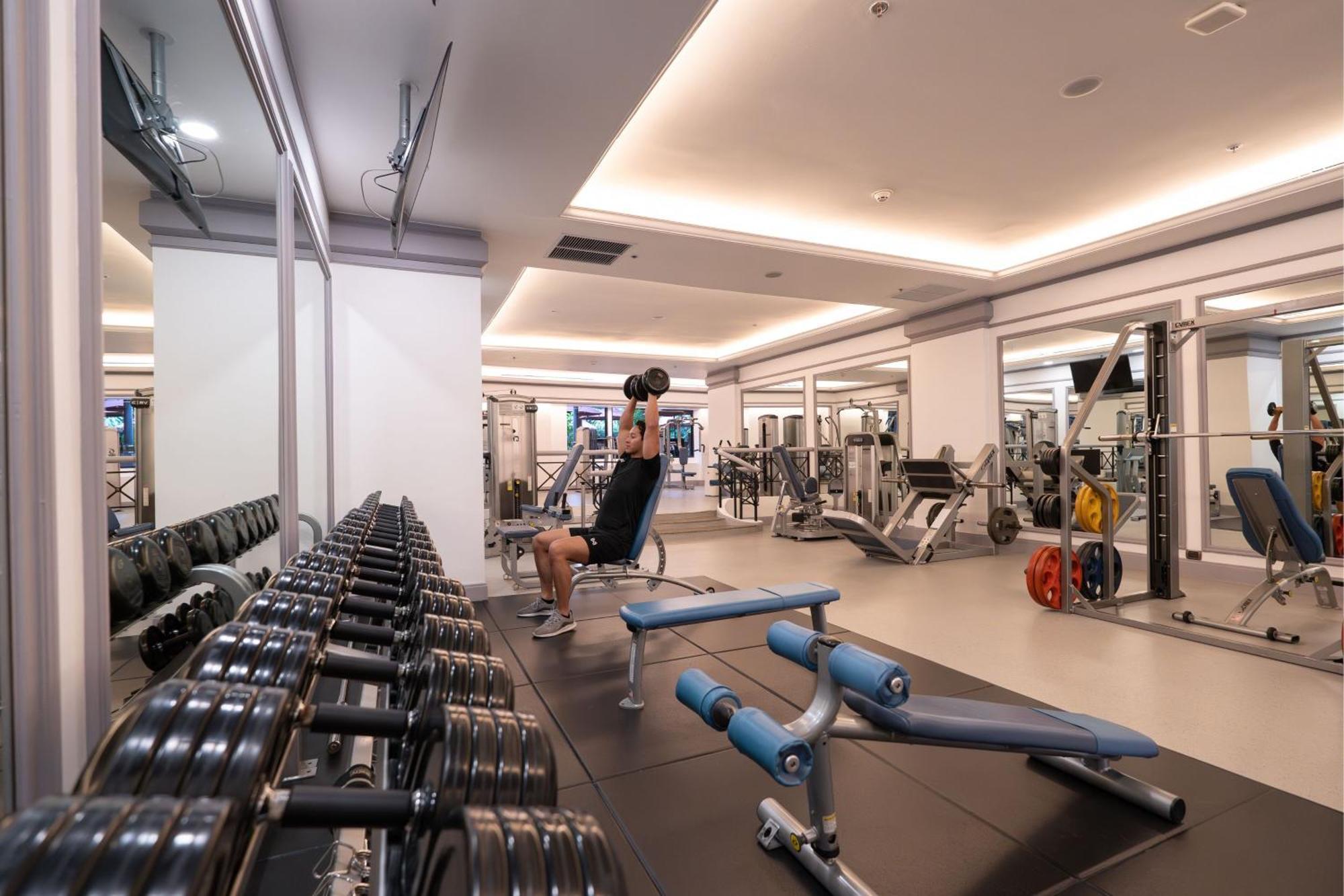 Sheraton Grande Sukhumvit, A Luxury Collection Hotel, Банкок Екстериор снимка The gym at the hotel