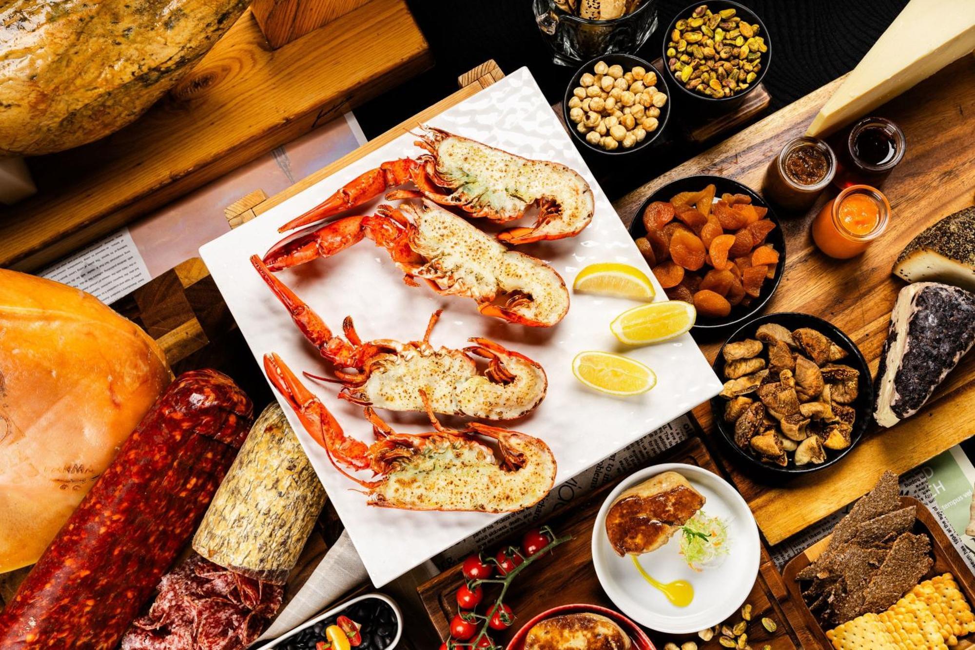 Sheraton Grande Sukhumvit, A Luxury Collection Hotel, Банкок Екстериор снимка A lobster dinner