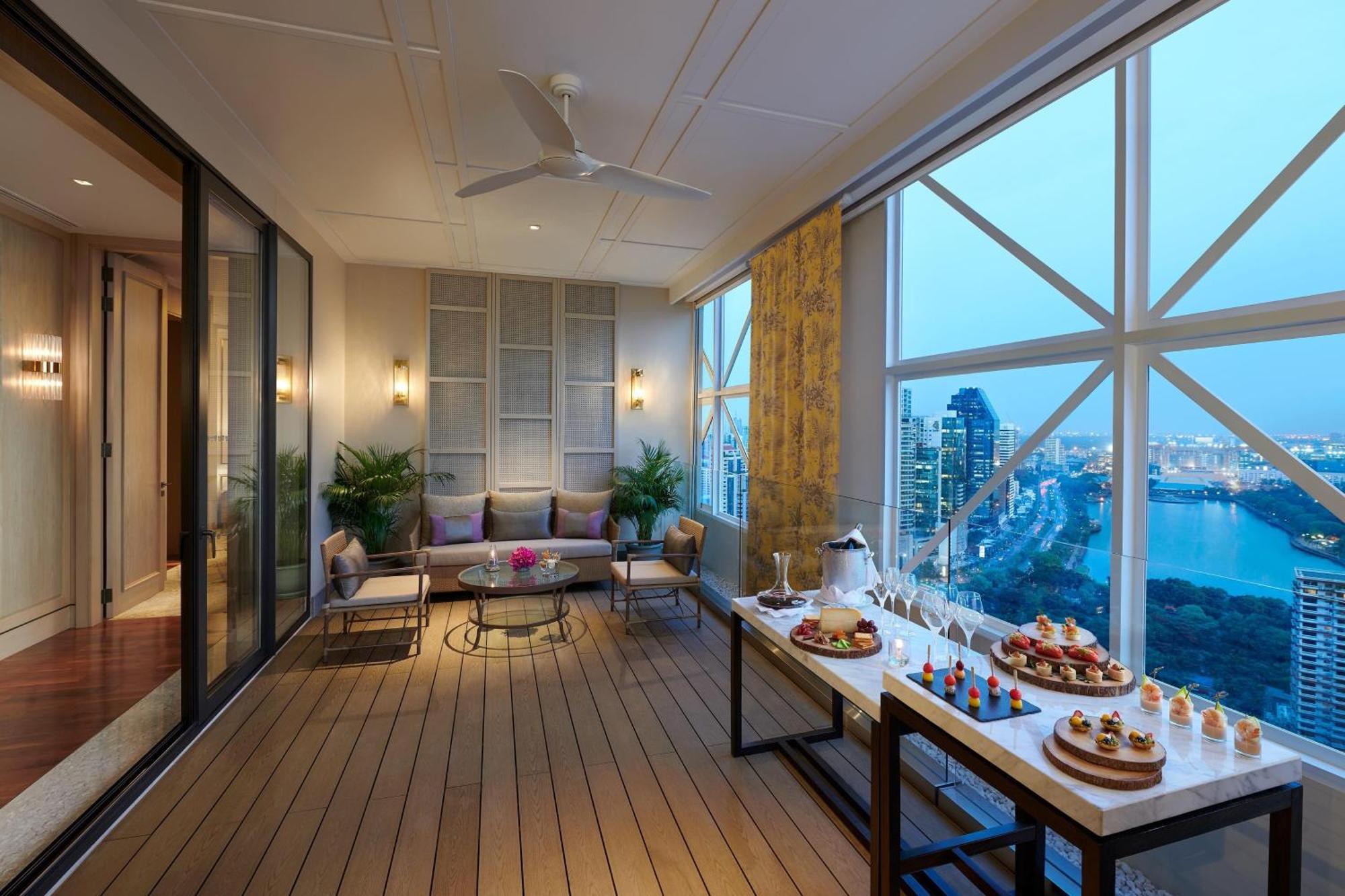 Sheraton Grande Sukhumvit, A Luxury Collection Hotel, Банкок Екстериор снимка The Riverfront Terrace