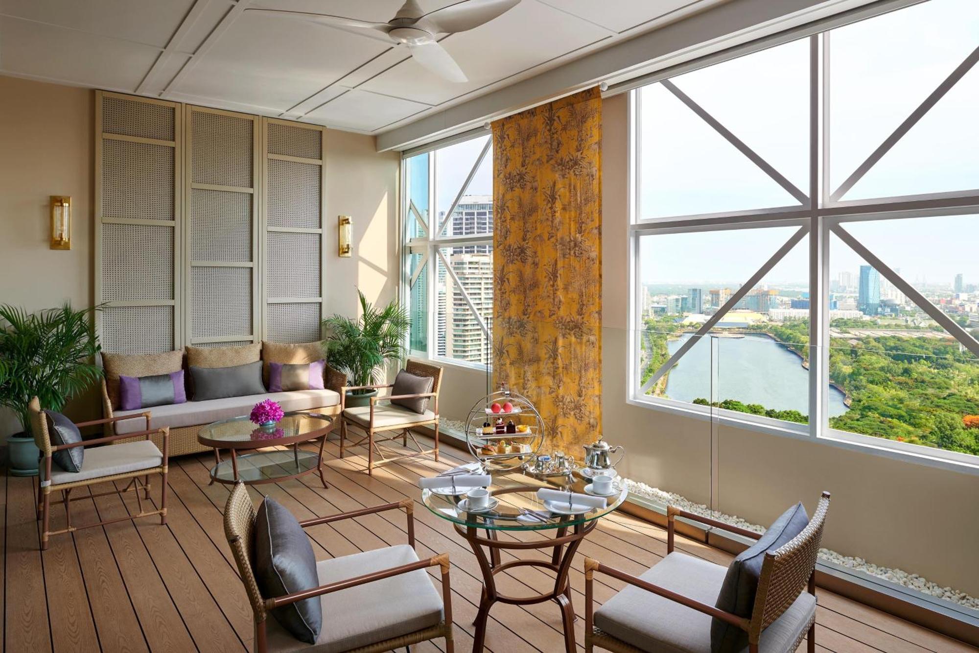 Sheraton Grande Sukhumvit, A Luxury Collection Hotel, Банкок Екстериор снимка The living room of a suite at the Mandarin Oriental, Bangkok