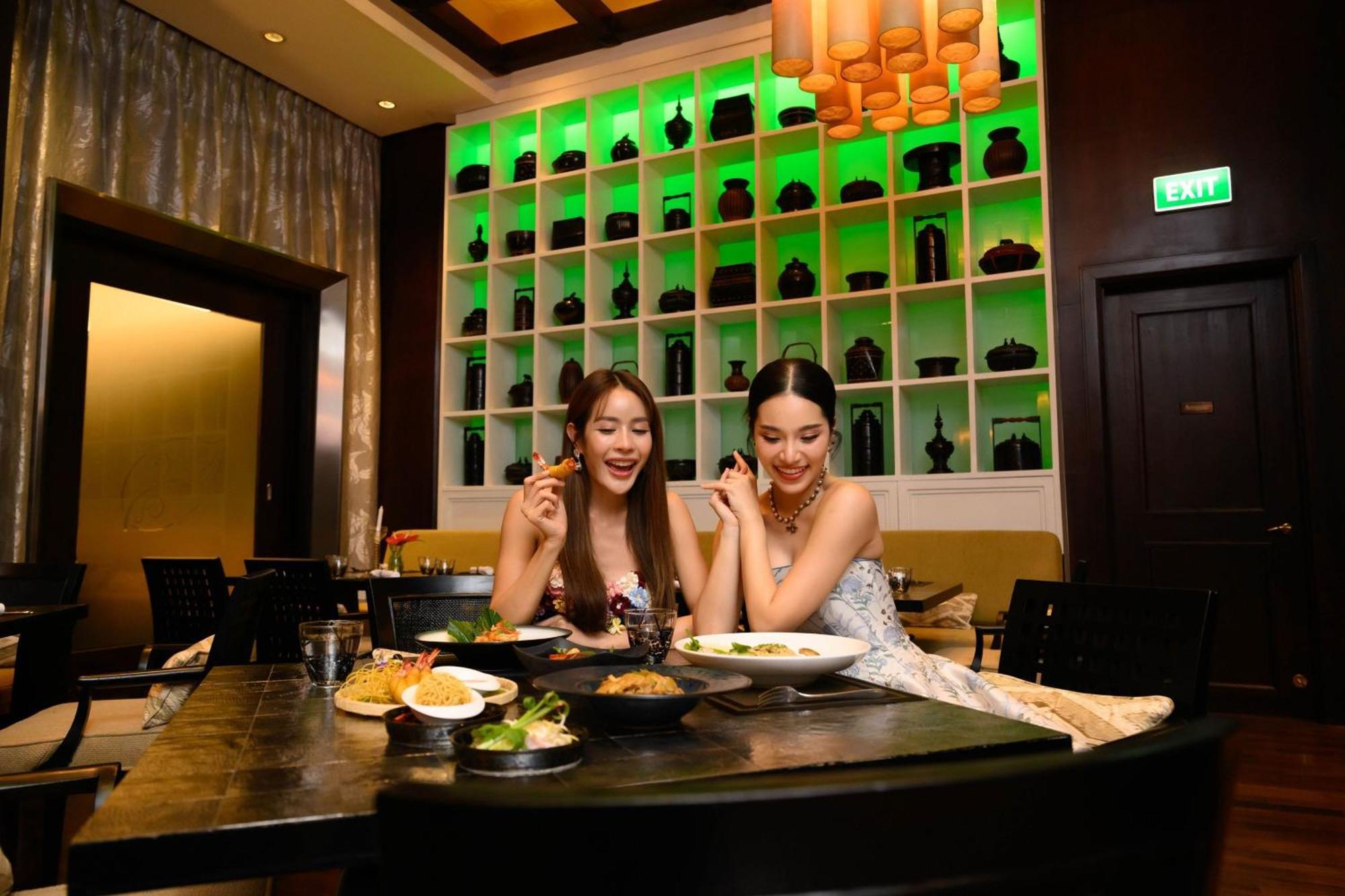 Sheraton Grande Sukhumvit, A Luxury Collection Hotel, Банкок Екстериор снимка Thai women eating Thai food