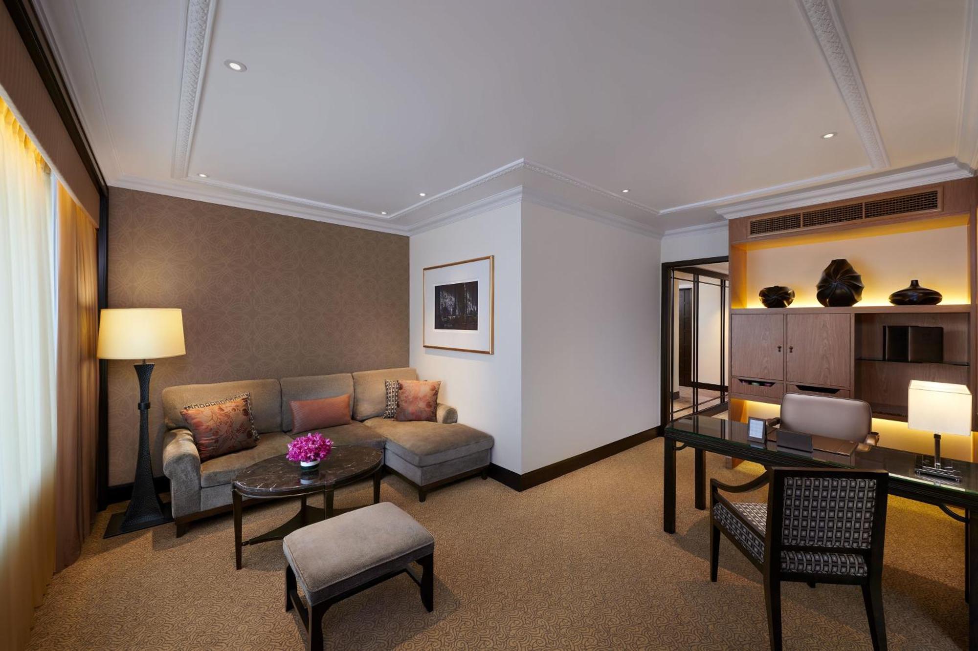 Sheraton Grande Sukhumvit, A Luxury Collection Hotel, Банкок Екстериор снимка Living room of a suite