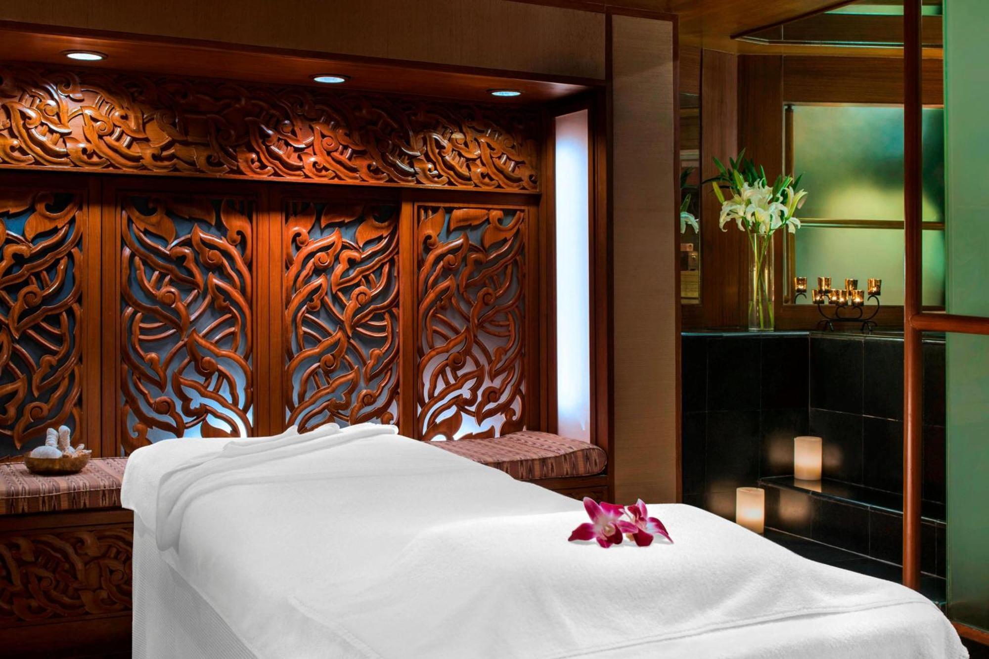 Sheraton Grande Sukhumvit, A Luxury Collection Hotel, Банкок Екстериор снимка A treatment room at the Four Seasons Spa