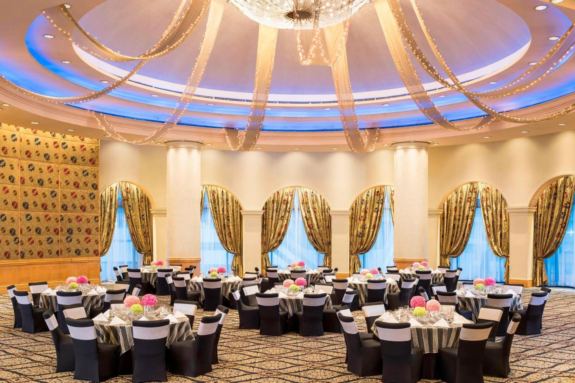 Sheraton Grande Sukhumvit, A Luxury Collection Hotel, Банкок Екстериор снимка The ballroom at the hotel