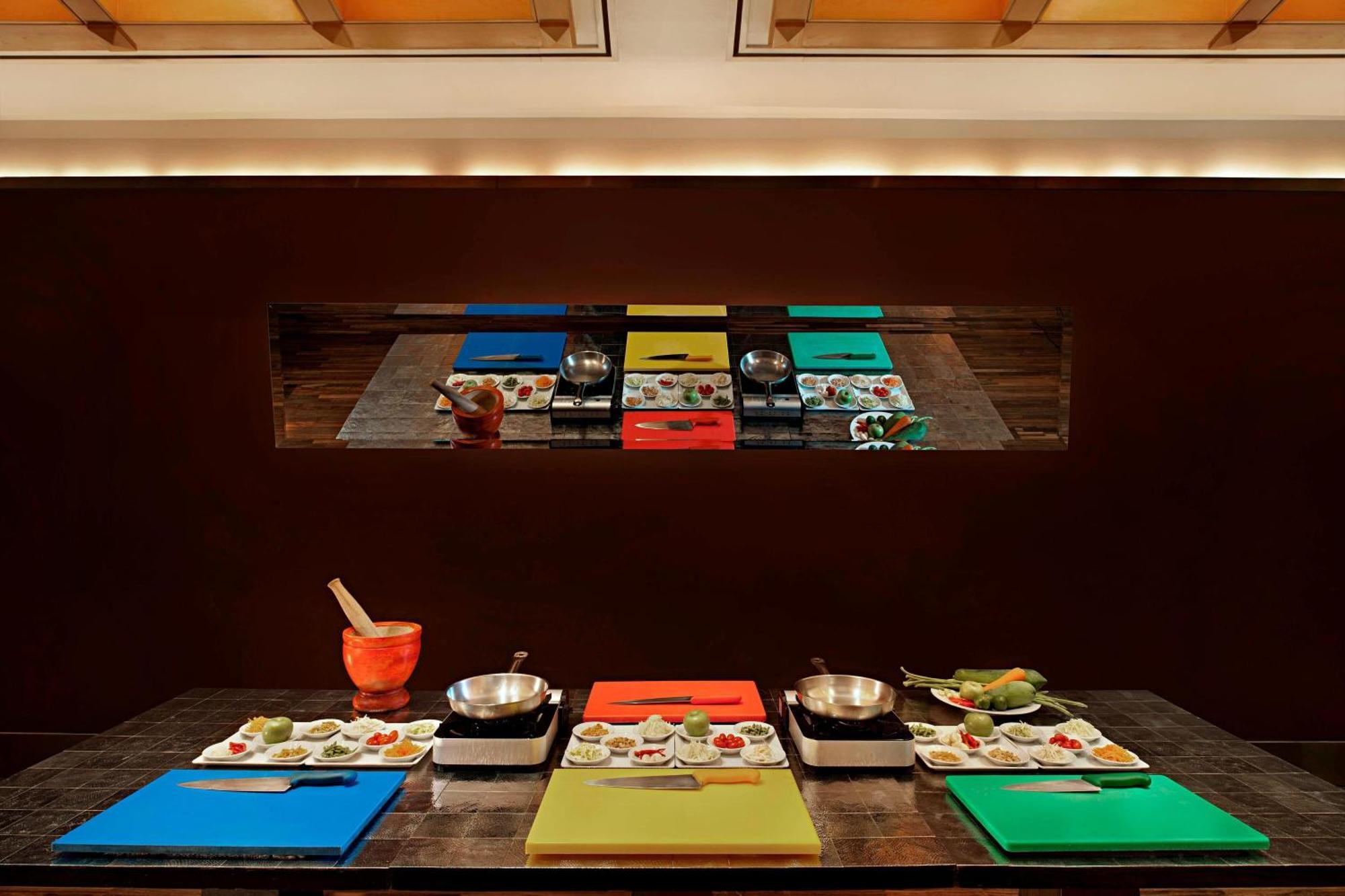Sheraton Grande Sukhumvit, A Luxury Collection Hotel, Банкок Екстериор снимка A sushi bar