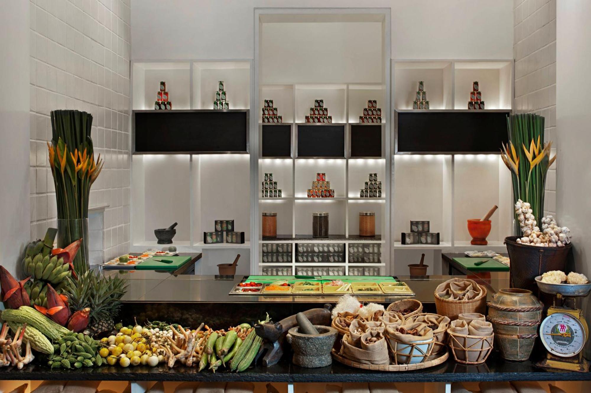 Sheraton Grande Sukhumvit, A Luxury Collection Hotel, Банкок Екстериор снимка A live kitchen at a hotel
