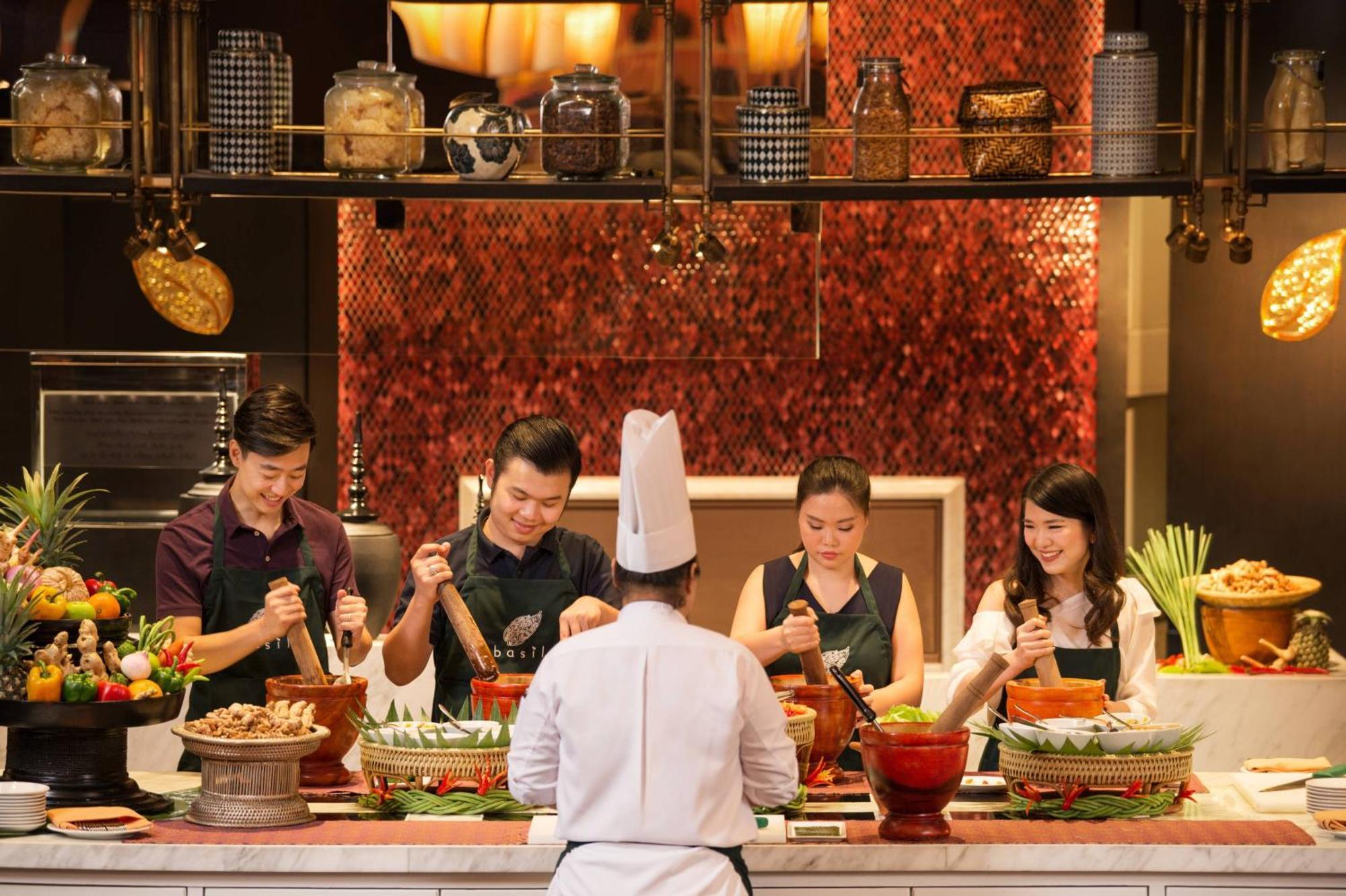 Sheraton Grande Sukhumvit, A Luxury Collection Hotel, Банкок Екстериор снимка Thai cuisine
