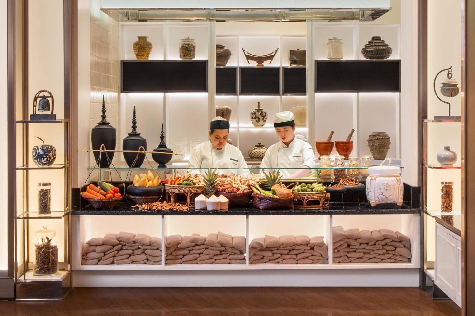 Sheraton Grande Sukhumvit, A Luxury Collection Hotel, Банкок Екстериор снимка Thai cuisine at the Four Seasons Hotel, Bangkok