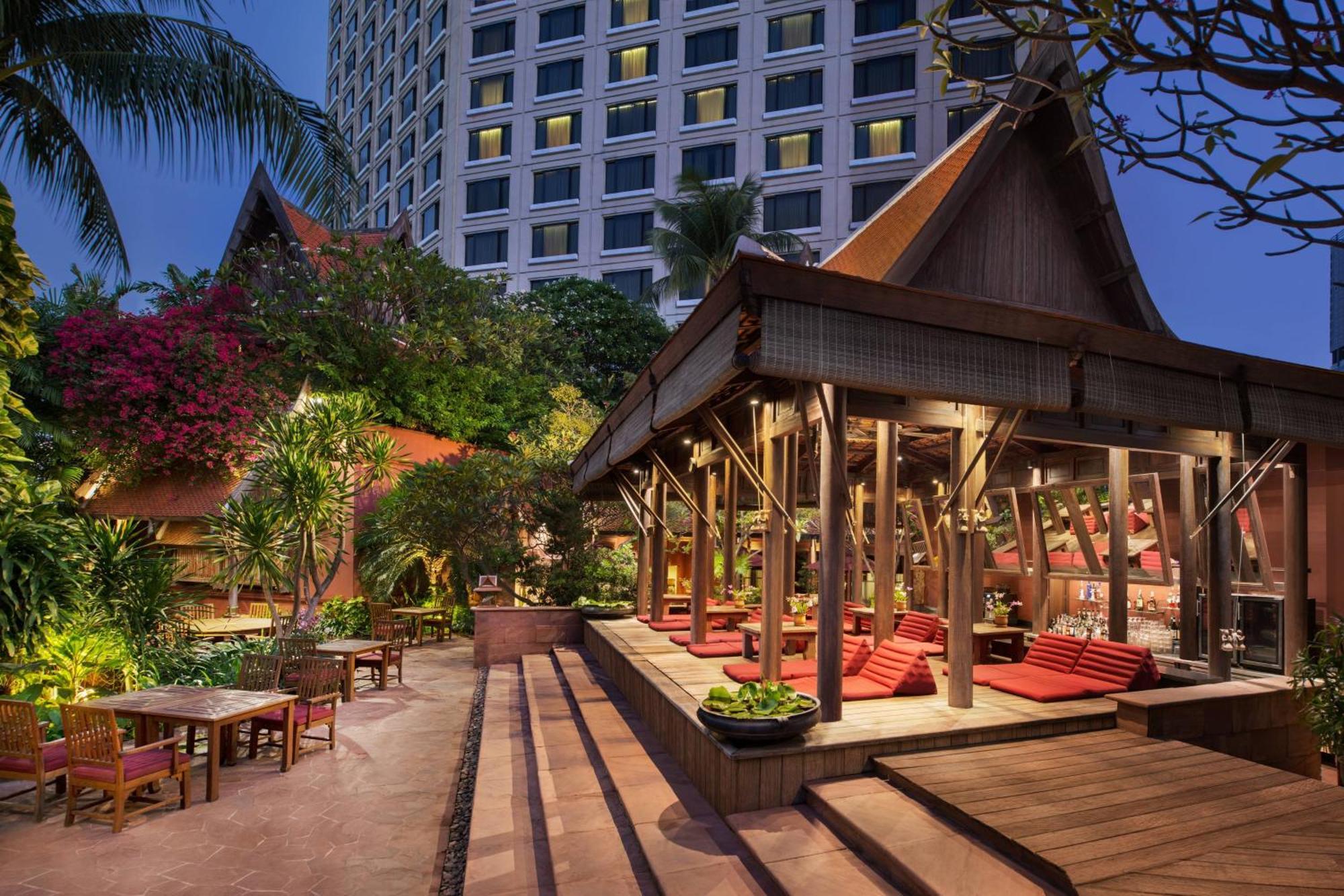 Sheraton Grande Sukhumvit, A Luxury Collection Hotel, Банкок Екстериор снимка The Sala Rim Naam restaurant